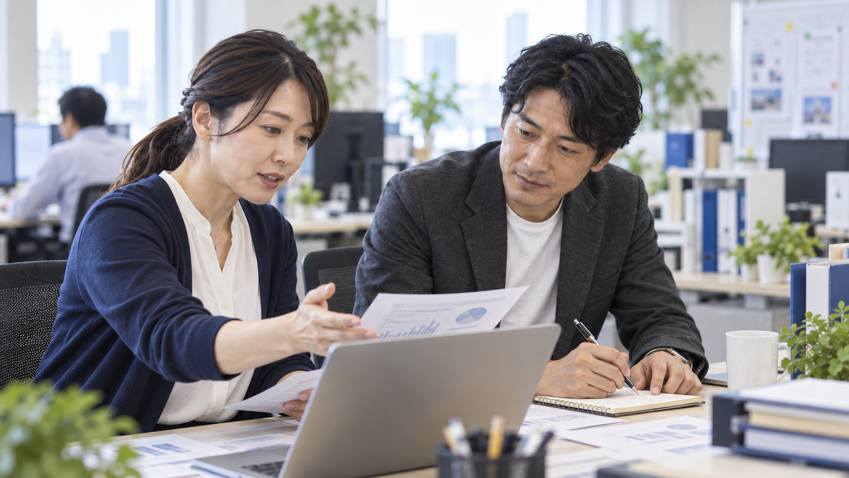 担当者の話を聞き、今の仕事を一緒に確認する支援者