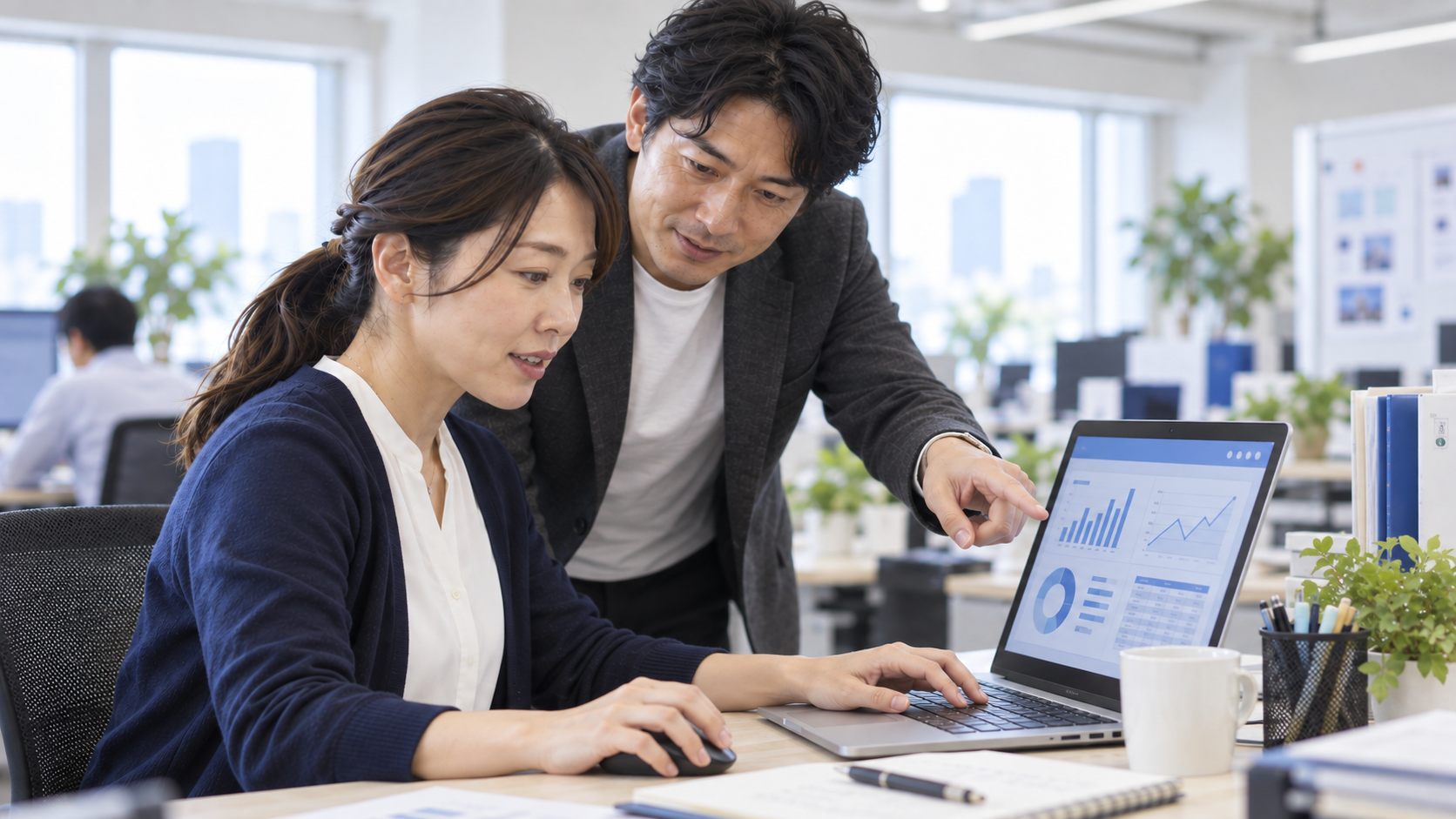 担当者自身がパソコンを操作し、仕組みを一緒に作る様子